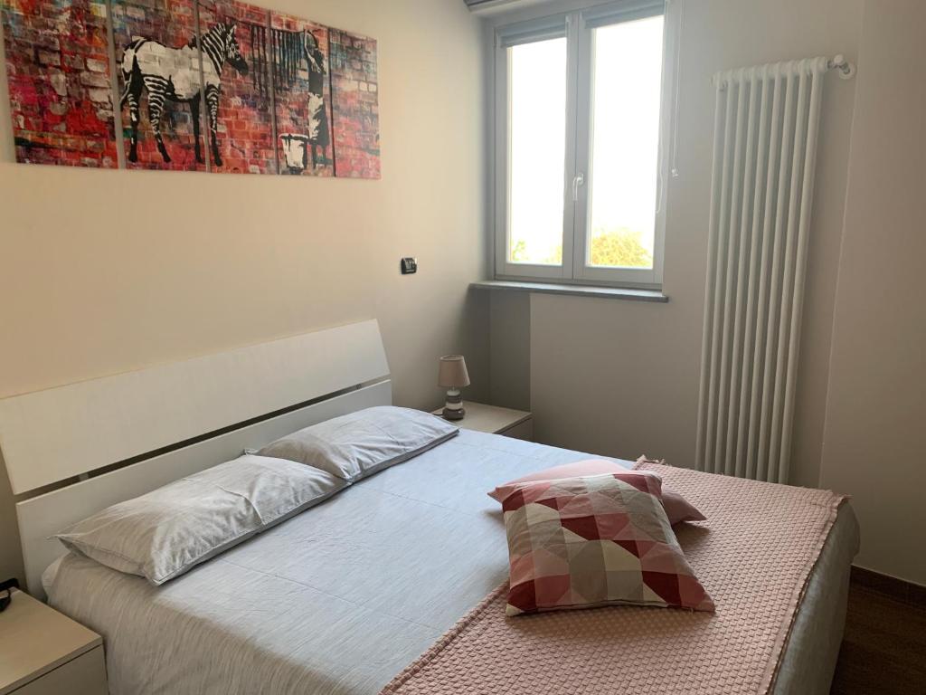 拉莫拉A Casa di Viola - Appartamento的一间卧室设有一张床和一个窗口