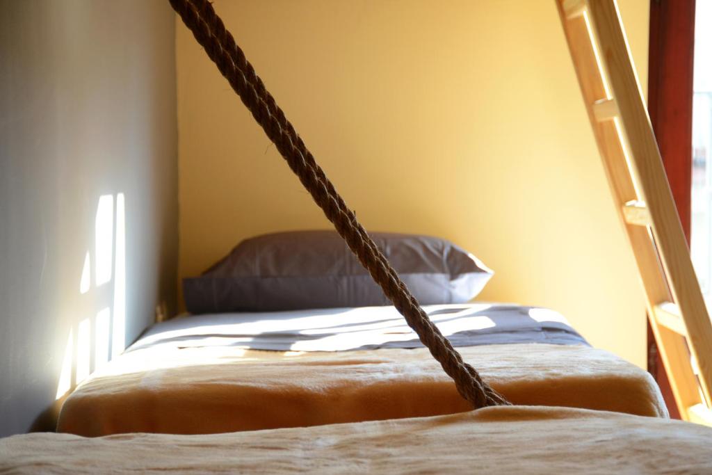 塞萨洛尼基岔路口旅馆的带床垫的客房内的一张床位