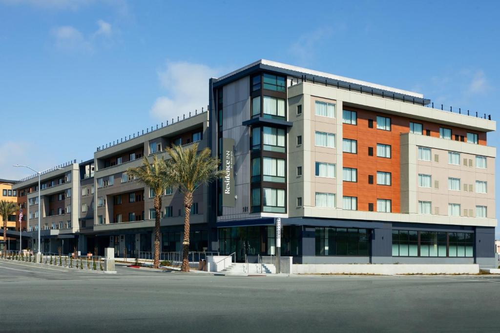 米尔布雷Residence Inn by Marriott San Francisco Airport Millbrae Station的一座大建筑,前面有棕榈树