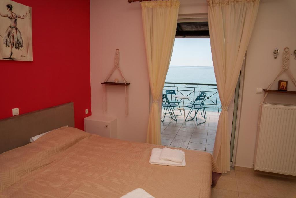 普雷韦扎Golden Horizon Haven的一间卧室配有一张床,享有海景