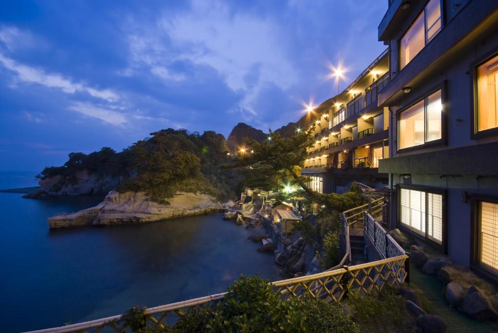 西伊豆町Umibenokakureyu Seiryu的晚上从酒店可欣赏到海景