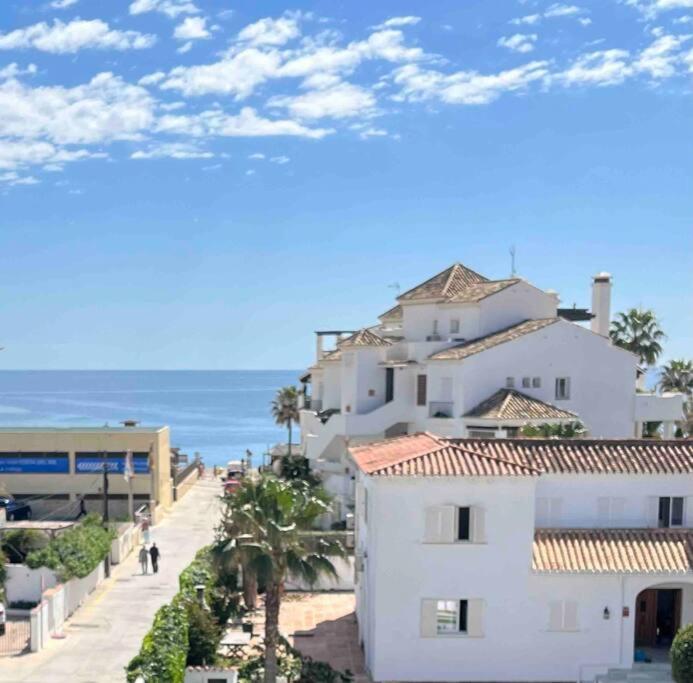 卡拉德米哈斯La Cala de Mijas - Playa y parque a unos pasos的毗邻海滩的白色建筑