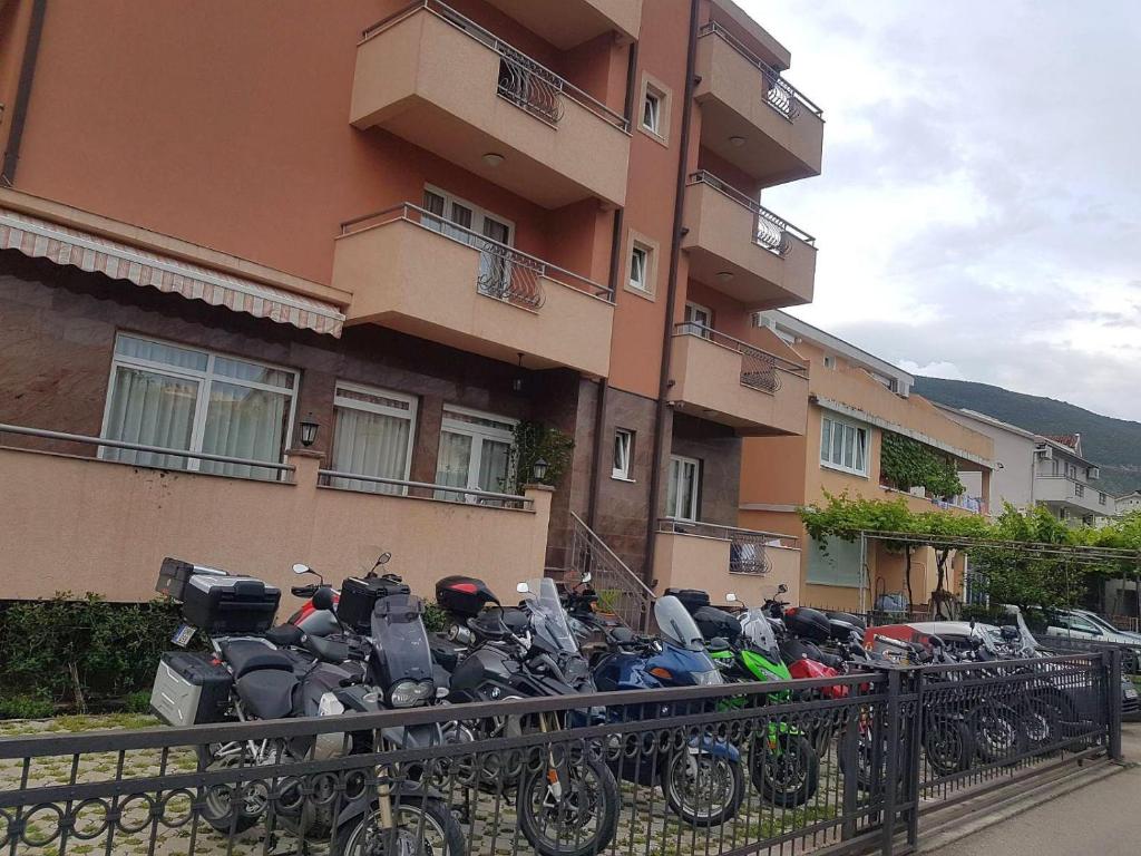 布德瓦Hotel Fineso的停在大楼前的一群摩托车