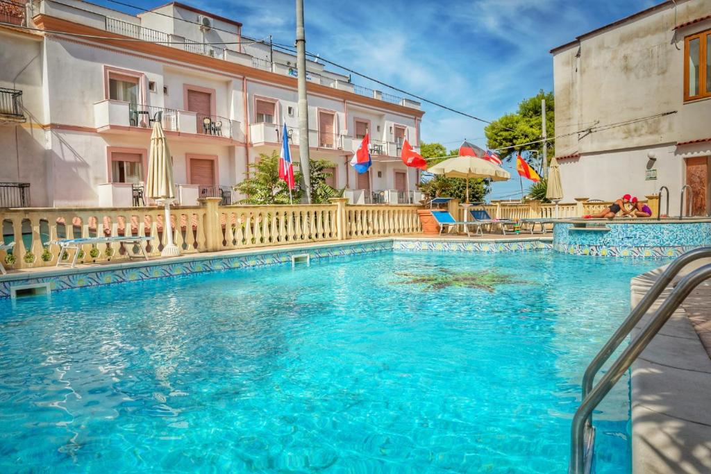 圣梅纳伊欧皮内塔酒店的大楼前的大型游泳池