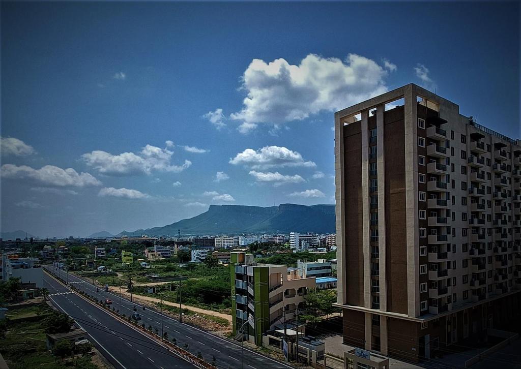 蒂鲁帕蒂Starlit Suites Tirupati的享有高楼城市美景