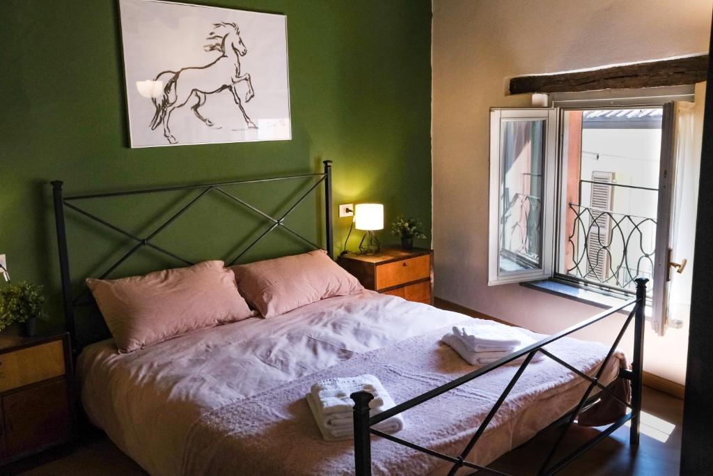 克雷马Elio's secret spot的卧室配有一张挂有马术图的床铺。