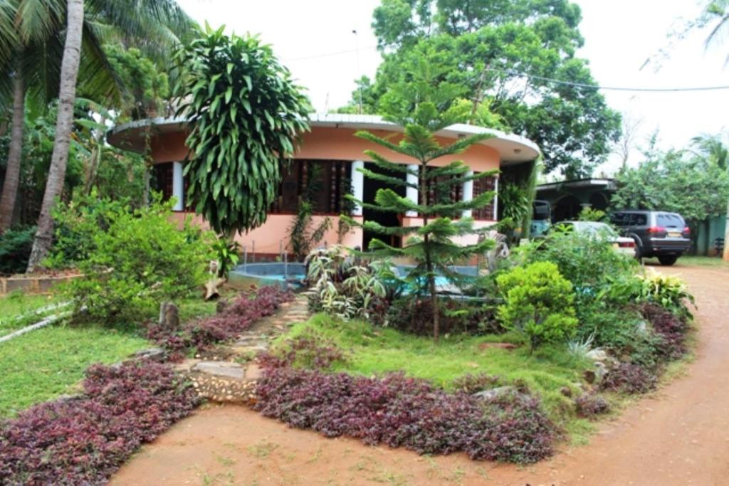 达瓦拉维瓦拉维公园景观酒店的前面有花园的房子