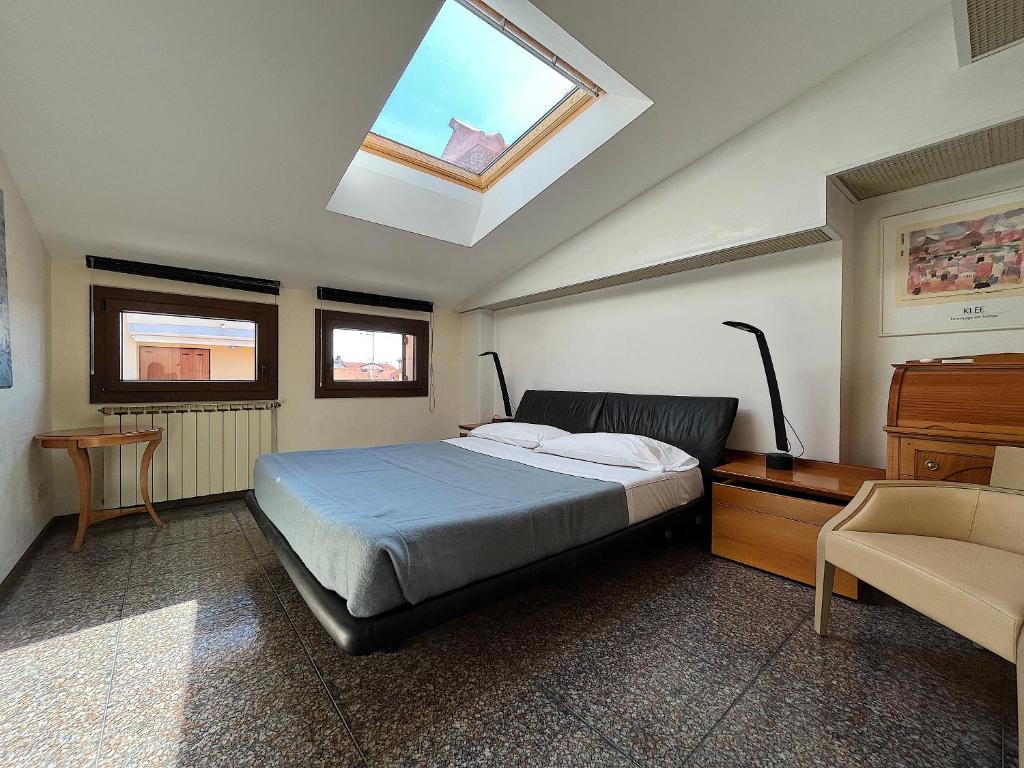 格拉多Appartamento Marchesini的一间卧室配有一张床和天窗