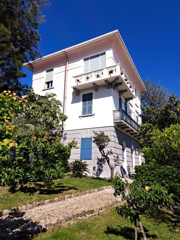 因佩里亚Casa Gazzano的山丘上带阳台的白色房屋