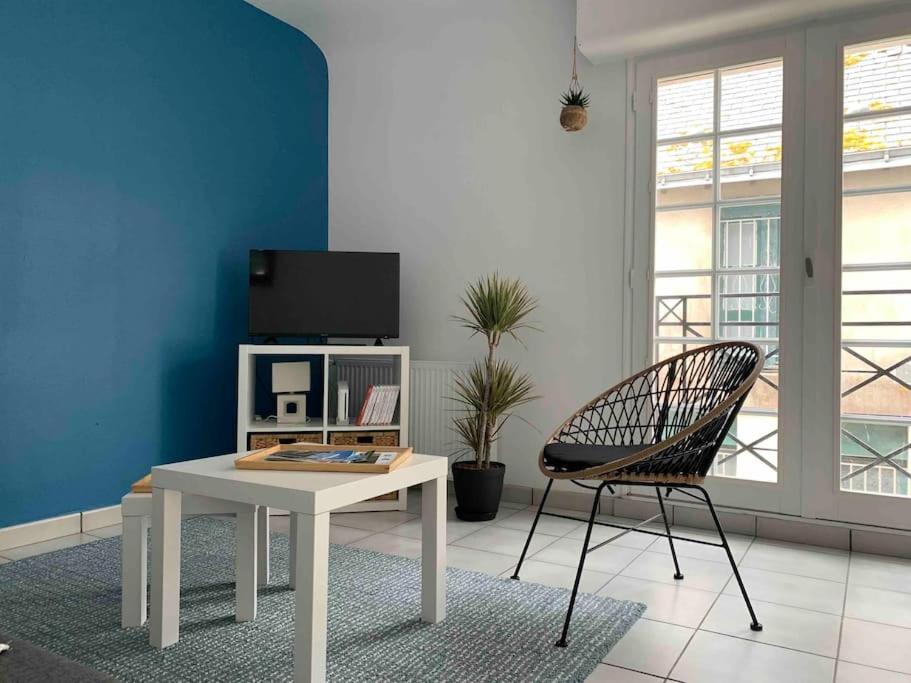 勒克鲁西克Duplex sur le port du Croisic的客厅配有白色桌子和椅子