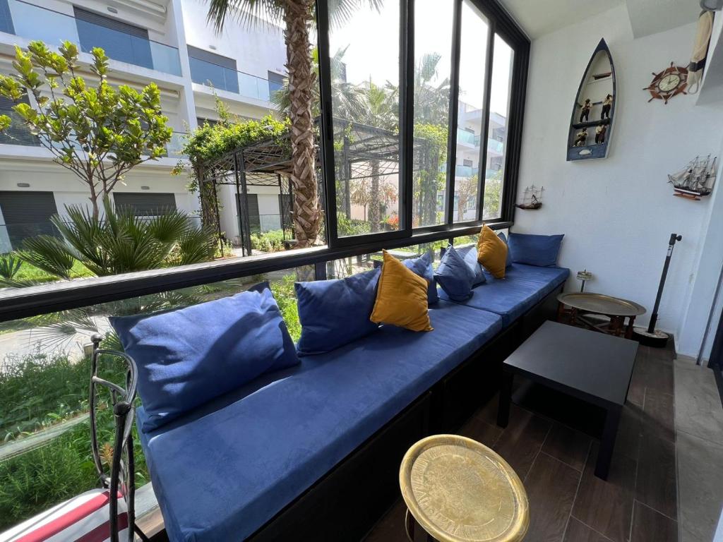 卡萨布兰卡BM Resort的窗户房间里一张蓝色的沙发