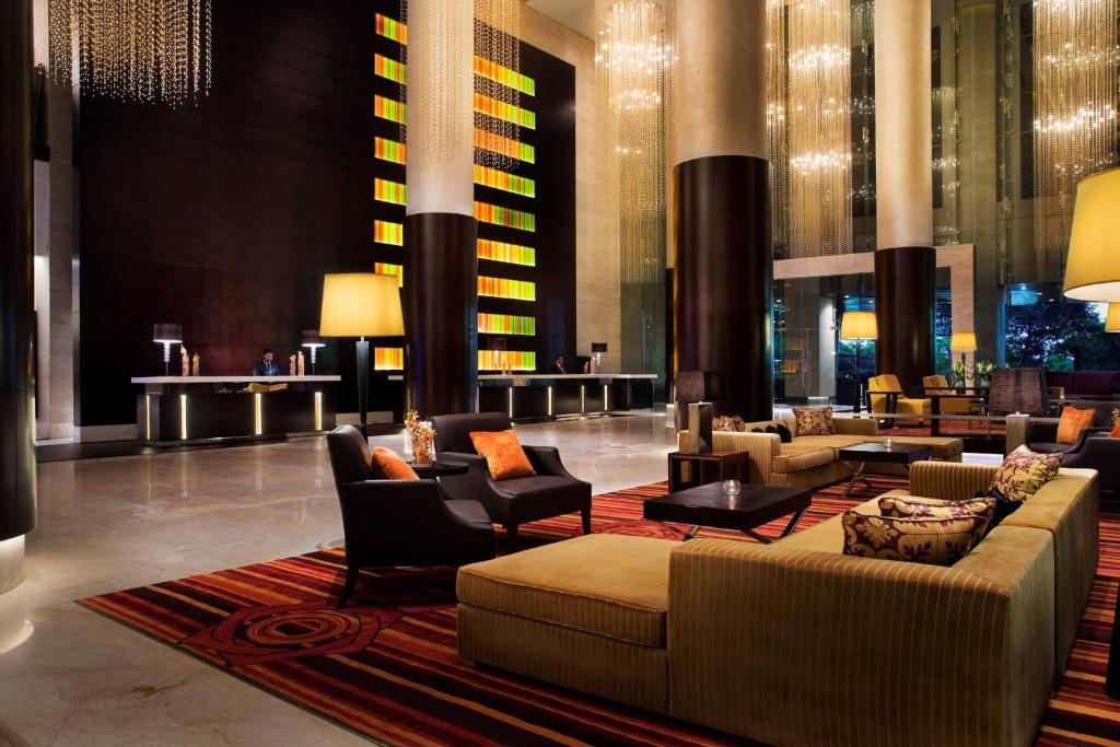 班加罗尔JW班加罗尔万豪酒店的一个带沙发和椅子的酒店大堂
