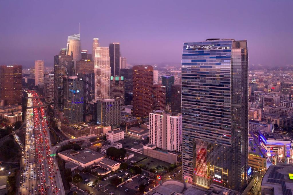 洛杉矶洛杉矶活力洛城丽思卡尔顿酒店的享有大城市的夜间交通景观