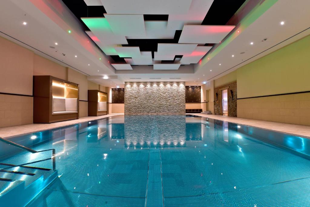 波恩波恩万豪酒店的一座位于酒店客房的带瀑布的游泳池
