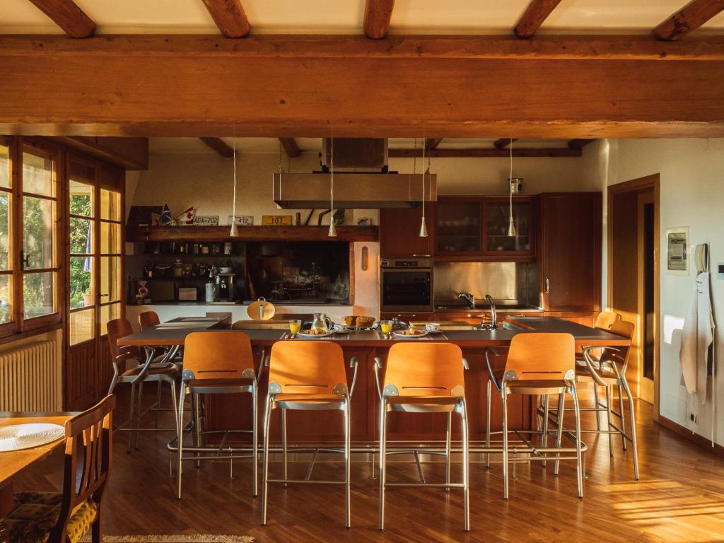 基安蒂格雷夫B&B Casa Decimo的一个带橙色椅子的厨房和一个大型岛屿