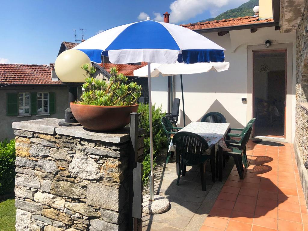 卡尼洛瑞维拉Appartamento Porto 2的一个带桌子和遮阳伞的庭院
