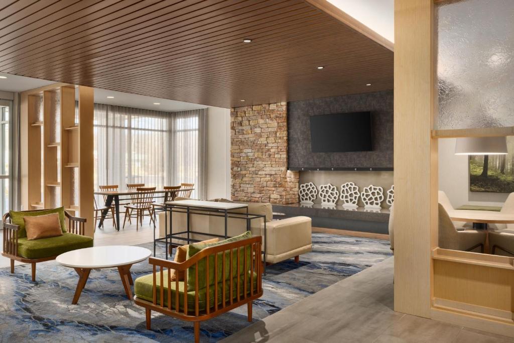 罗卡韦Fairfield by Marriott Inn & Suites Rockaway的大堂设有带椅子和桌子的等候区