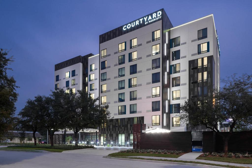 休斯顿Courtyard by Marriott Houston Heights/I-10的建筑的侧面有标志