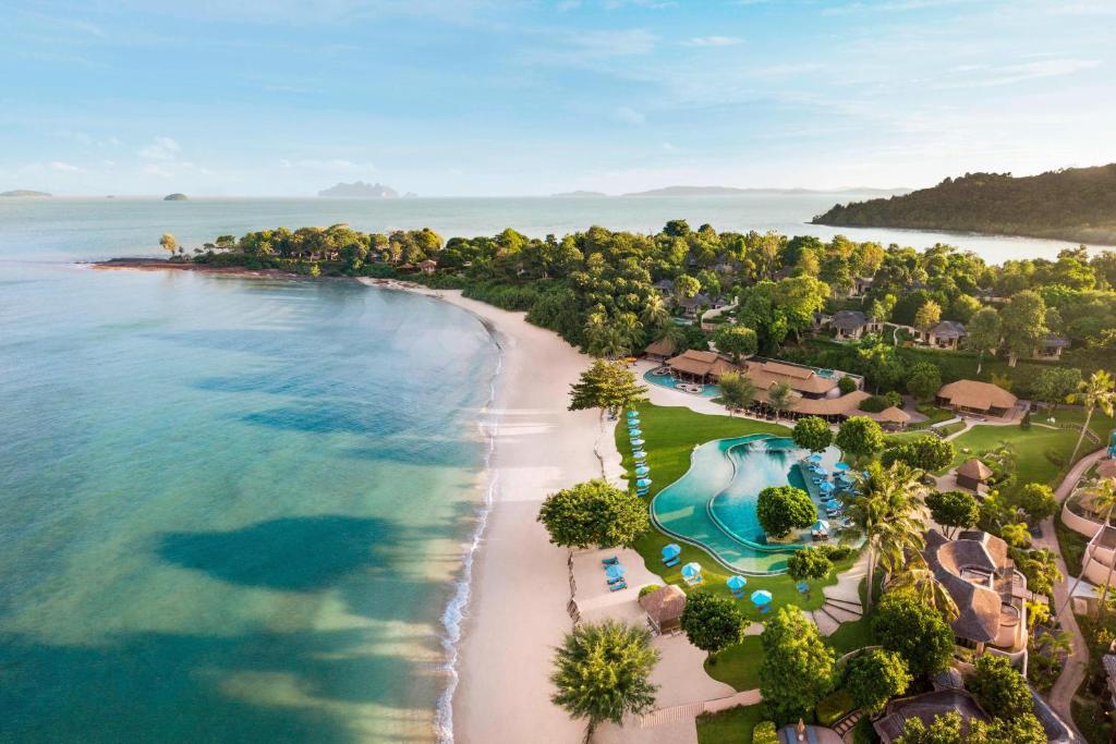 Ko NakaThe Naka Island, a Luxury Collection Resort & Spa, Phuket的享有海滩空中美景。