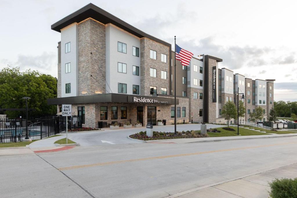 沃思堡Residence Inn by Marriott Fort Worth Southwest的前面有美国国旗的酒店