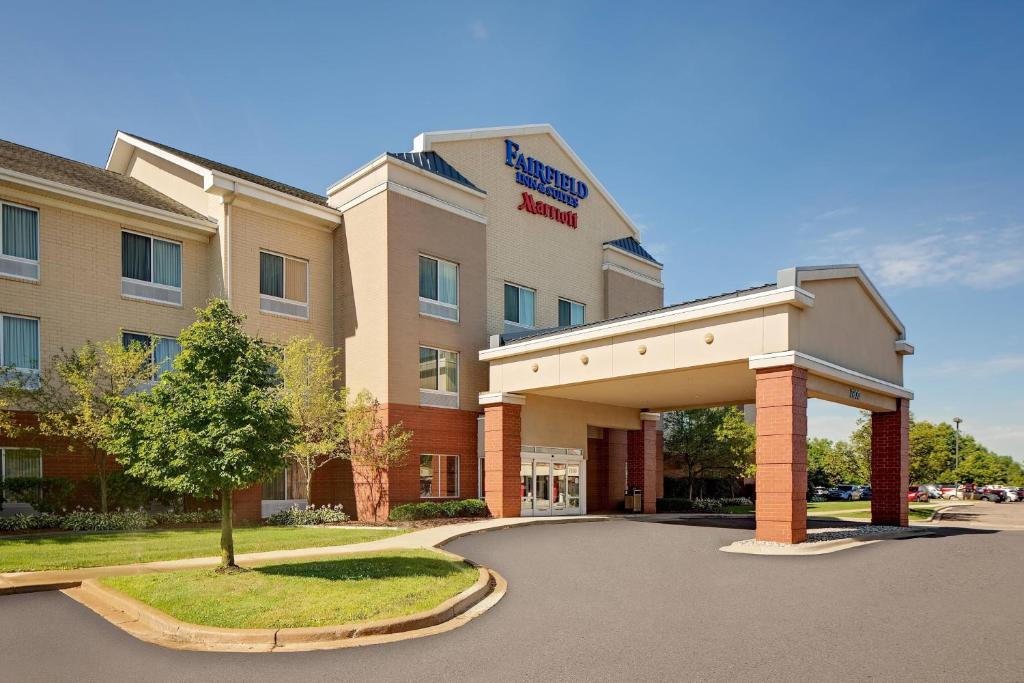 罗缪勒斯Fairfield Inn & Suites by Marriott Detroit Metro Airport Romulus的酒店前方的 ⁇ 染