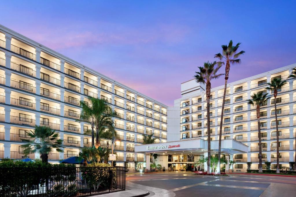 安纳海姆Fairfield by Marriott Anaheim Resort的一座棕榈树环绕的大建筑