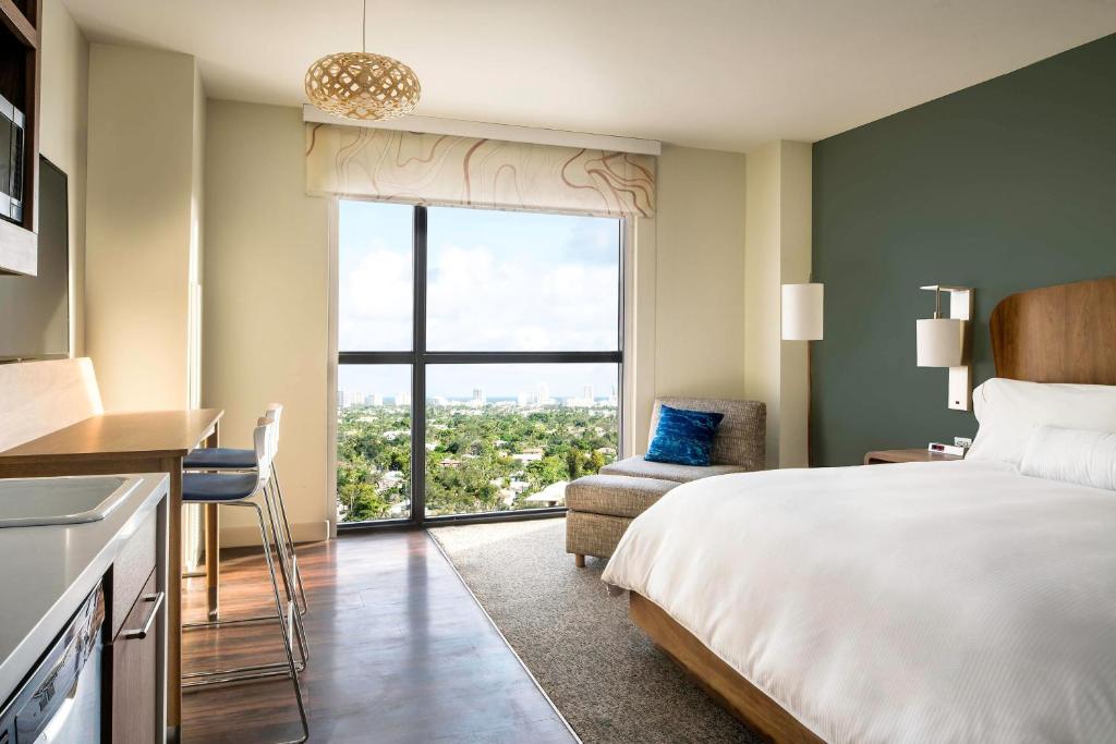 劳德代尔堡Element Fort Lauderdale Downtown的酒店客房设有一张床和一个大窗户