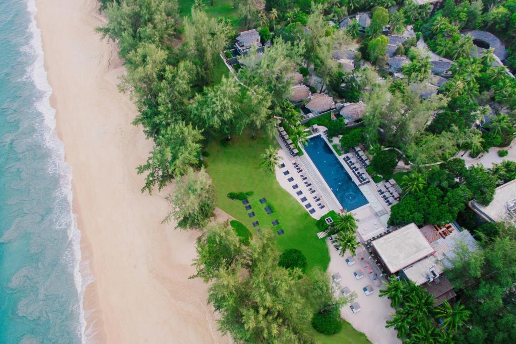 迈考海滩普吉万丽度假酒店的享有海滩空中美景和度假胜地
