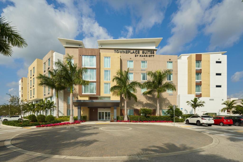 肯代尔TownePlace Suites Miami Kendall West的停车场酒店 ⁇ 染