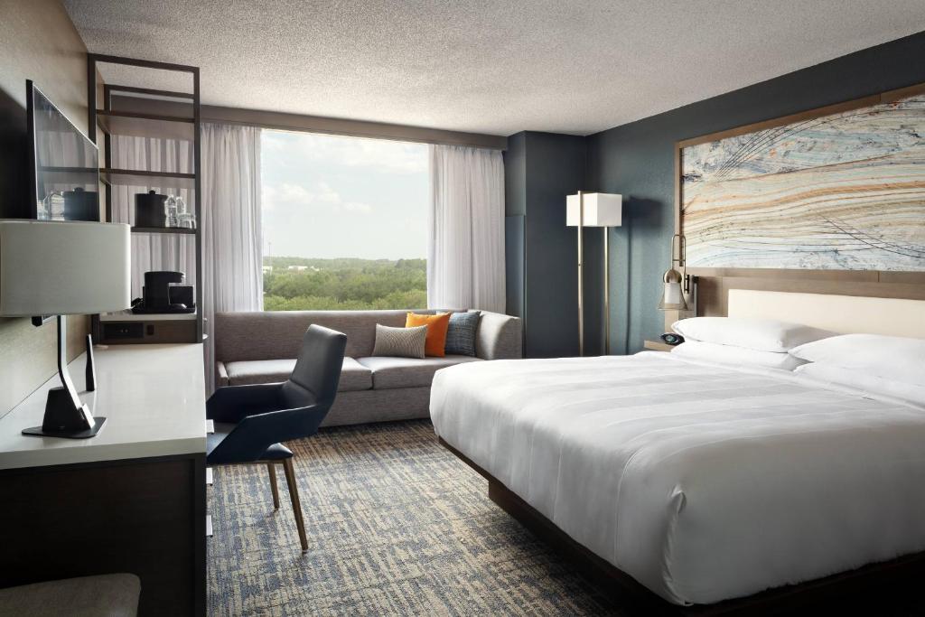 杰克逊维尔Marriott Jacksonville的酒店客房,配有床和沙发