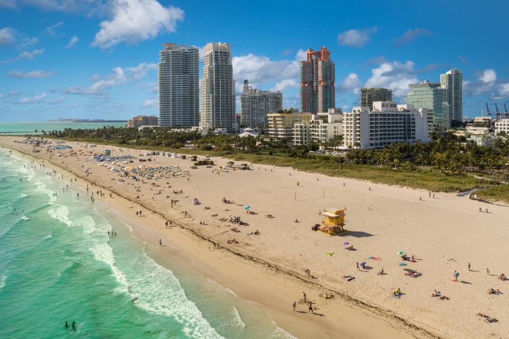 迈阿密海滩斯坦顿南海滩万豪酒店的一片拥有人民和海洋的海滩和建筑