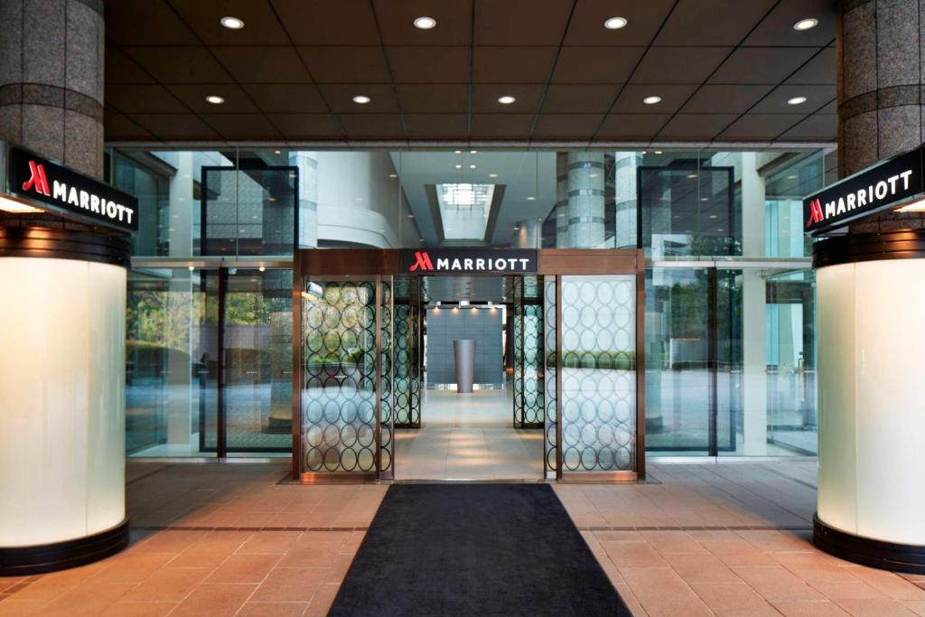 东京东京万豪酒店的带有旋转门的马里奥特建筑的入口