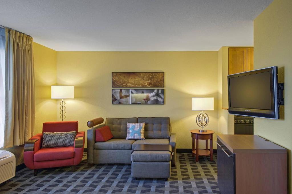 欧弗兰帕克堪萨斯城欧弗兰帕克万豪广场套房酒店的带沙发和电视的客厅