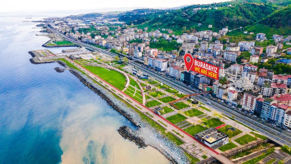 特拉布宗GÜRSOY EXCLUSIVE HOTEL的海洋旁城市的空中景观