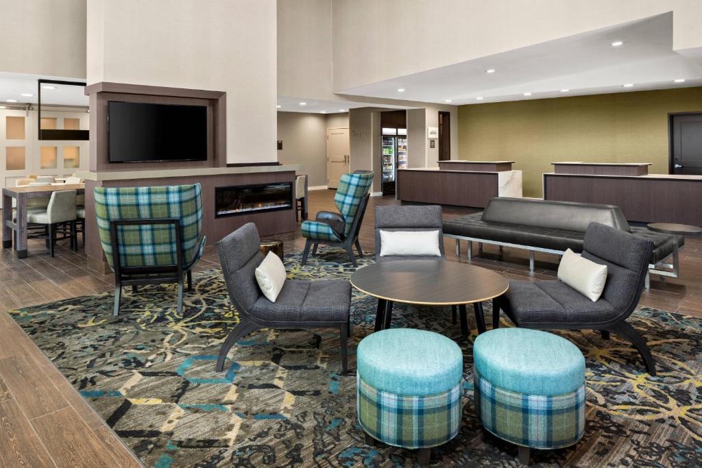 皮奥里亚Residence Inn by Marriott East Peoria的酒店大堂设有家具和平面电视。