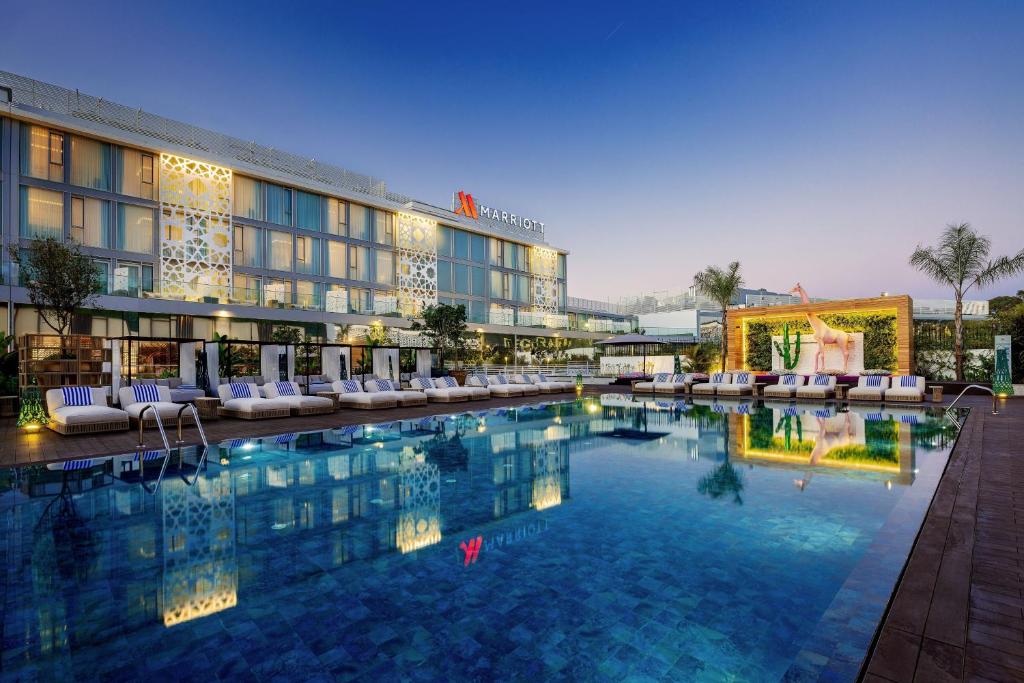 拉巴特Rabat Marriott Hotel的大楼前设有游泳池的酒店