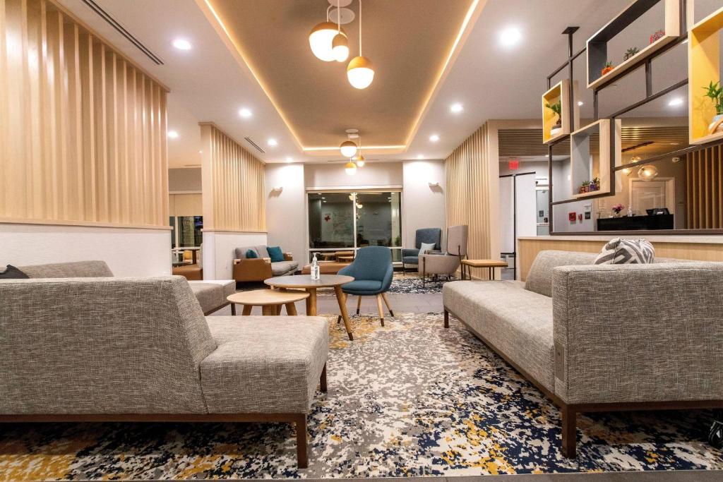孔洛TownePlace Suites by Marriott Conroe的大堂设有两张沙发和一张桌子及椅子。
