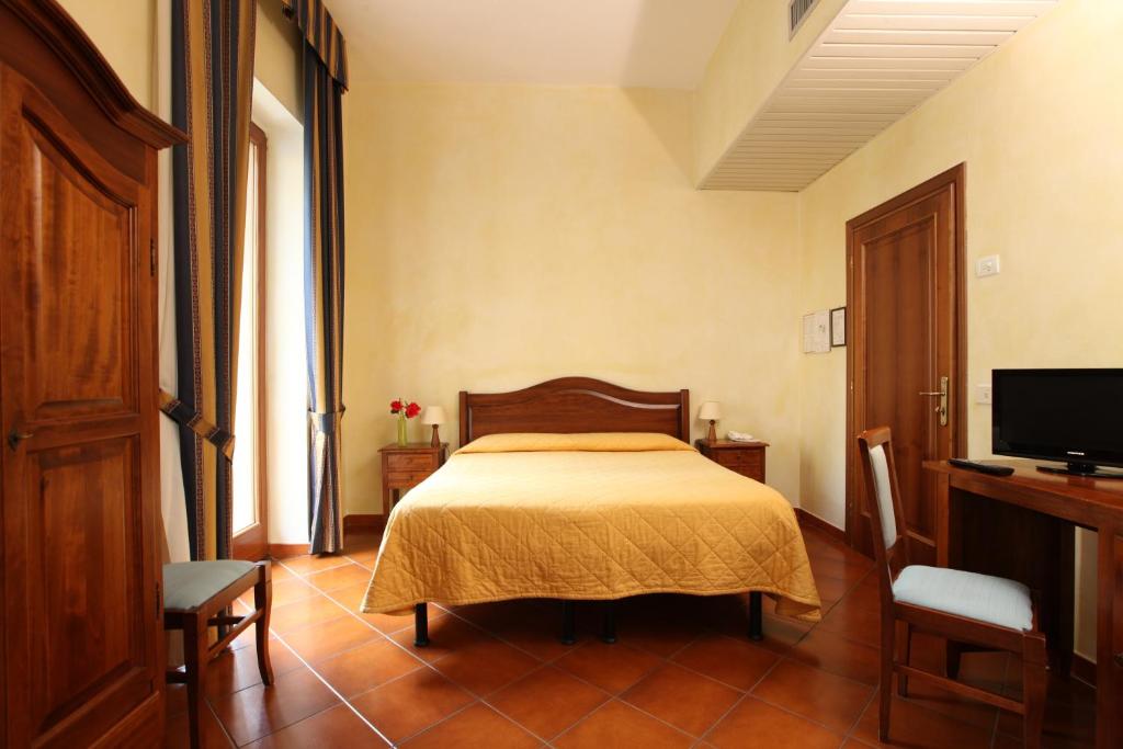佛罗伦萨波洛格纳酒店的一间卧室配有一张床和一台电视