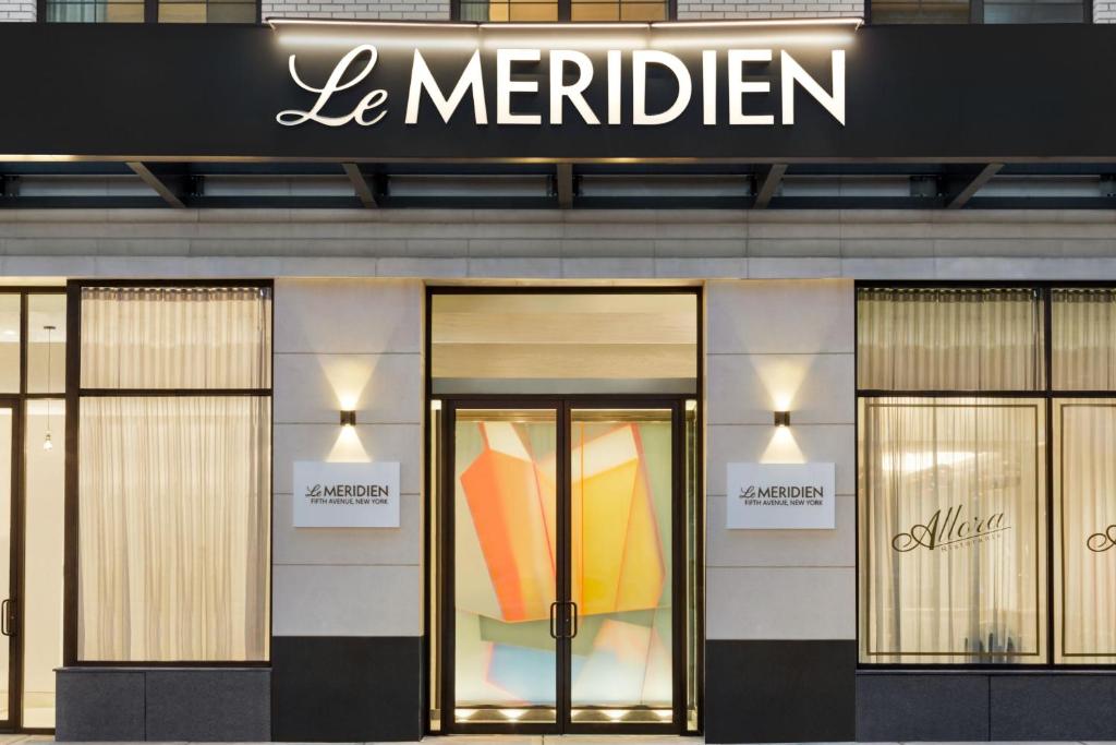 纽约Le Méridien New York, Fifth Avenue的商店前方,有商店入口