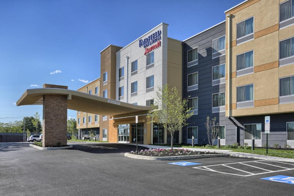 威洛格罗夫Fairfield by Marriott Inn & Suites Philadelphia Horsham的停车场酒店 ⁇ 染