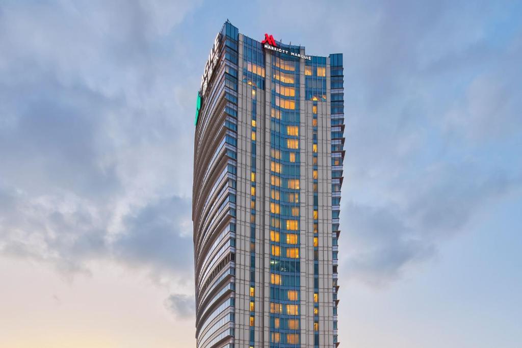 上海上海雅居乐万豪侯爵酒店的一座高大的建筑,上面有一个人