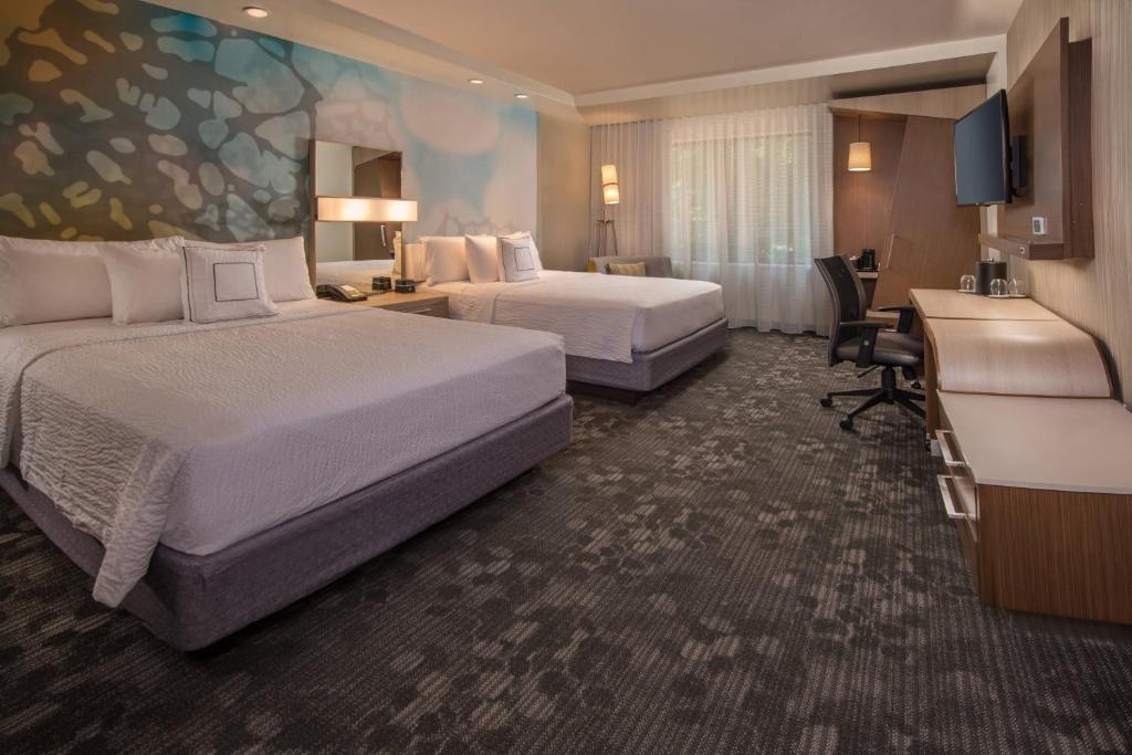 赫尔希赫尔希巧克力大道万怡酒店的酒店客房配有两张床和一张书桌