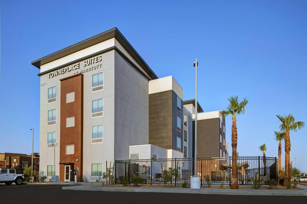 格伦代尔TownePlace Suites by Marriott Phoenix Glendale Sports & Entertainment District的一座棕榈树建筑