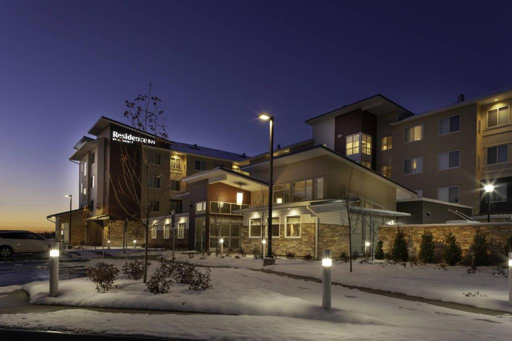 圣路易斯Residence Inn by Marriott St. Louis West County的一座晚上在雪中点亮的建筑