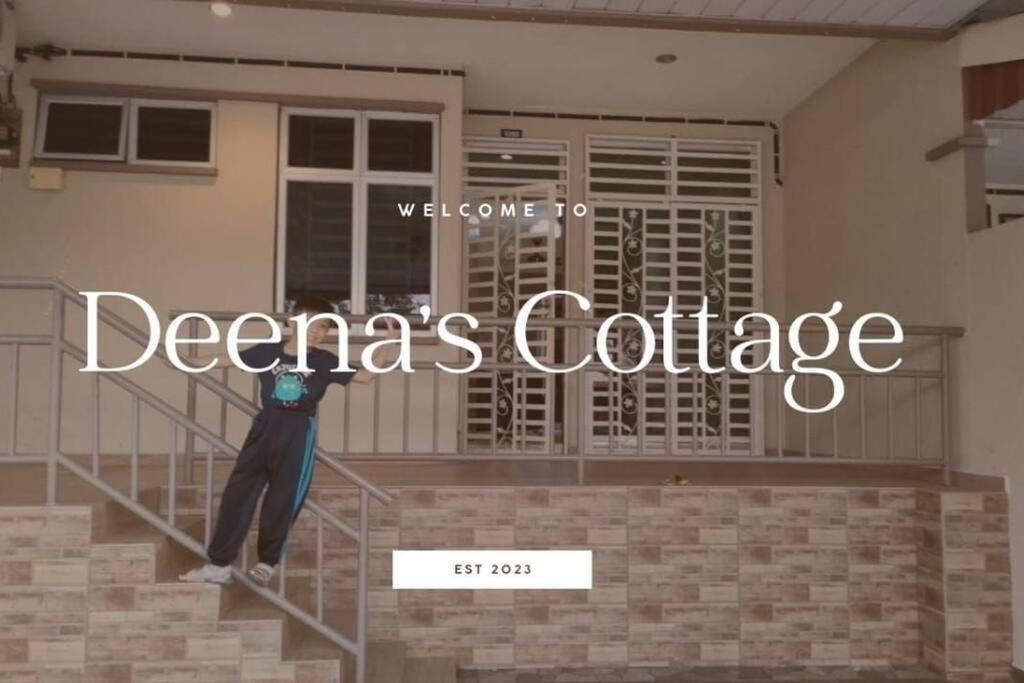 居林Deena's Cottage Kulim Hitech Hospital Kulim, Three-bedrooms Single Storey Terrace House的站在房子楼梯上的人