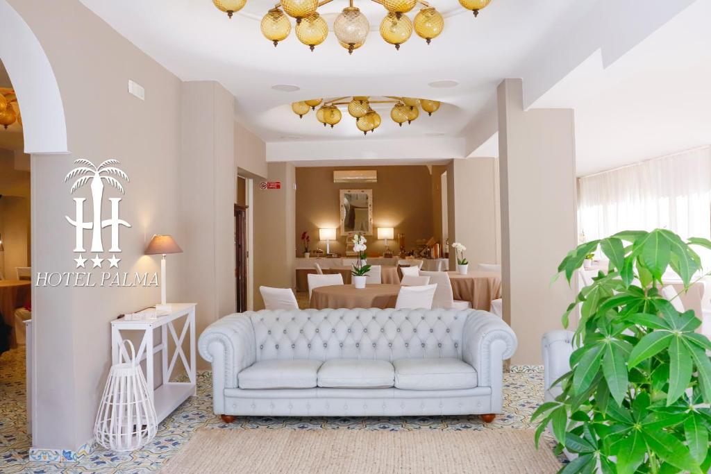 卡斯特拉玛雷帝斯达比亚Hotel Palma的客厅配有白色的沙发和桌子