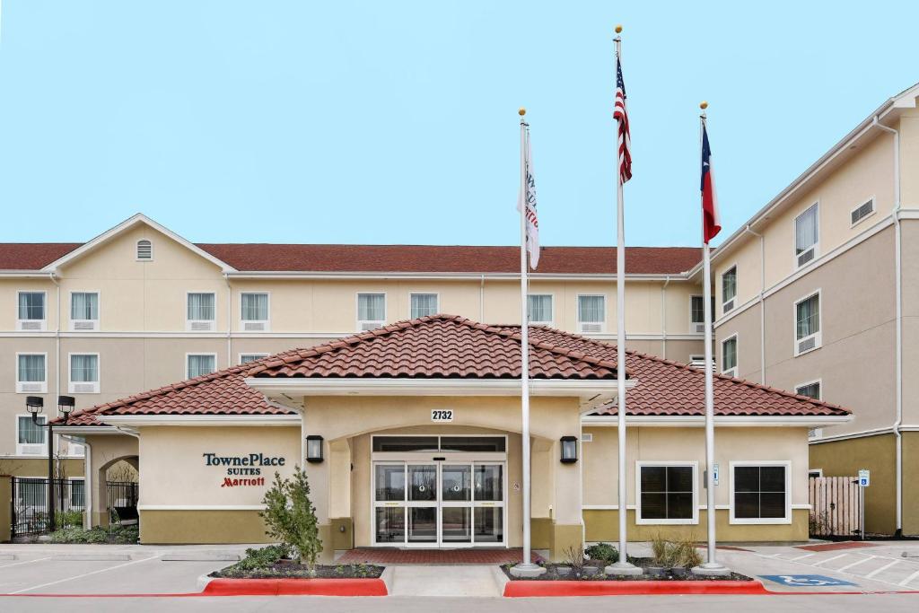 塞金塞甘万豪唐普雷斯套房酒店的一张位于Anaheim的Hampton inn Suites酒店前方的图片