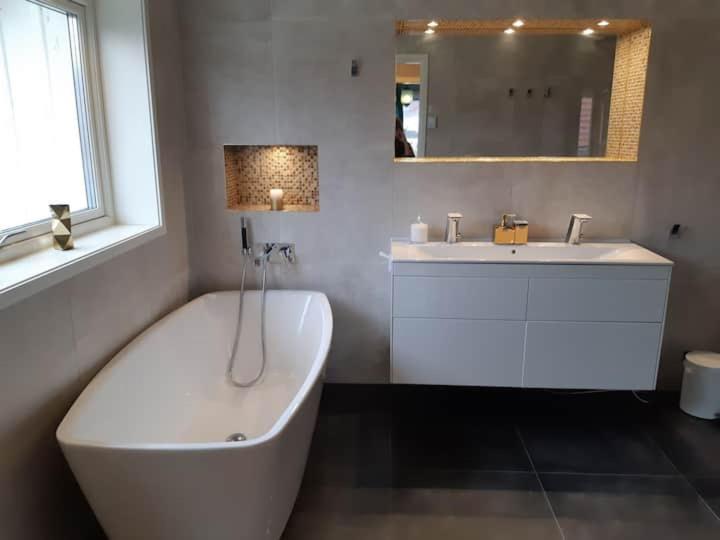 延雪平Lyxigt rum med eget/badrum med spa känsla的白色的浴室设有浴缸和水槽。