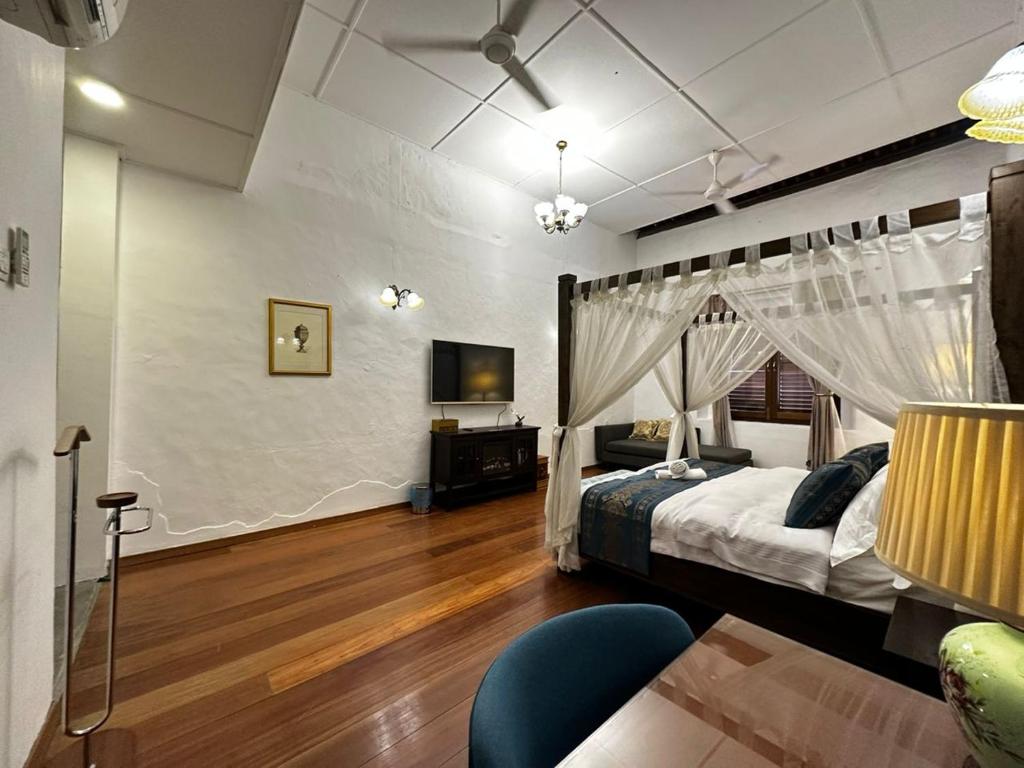 马六甲19th Century Boutique Hotel的一间卧室配有一张带天蓬的床