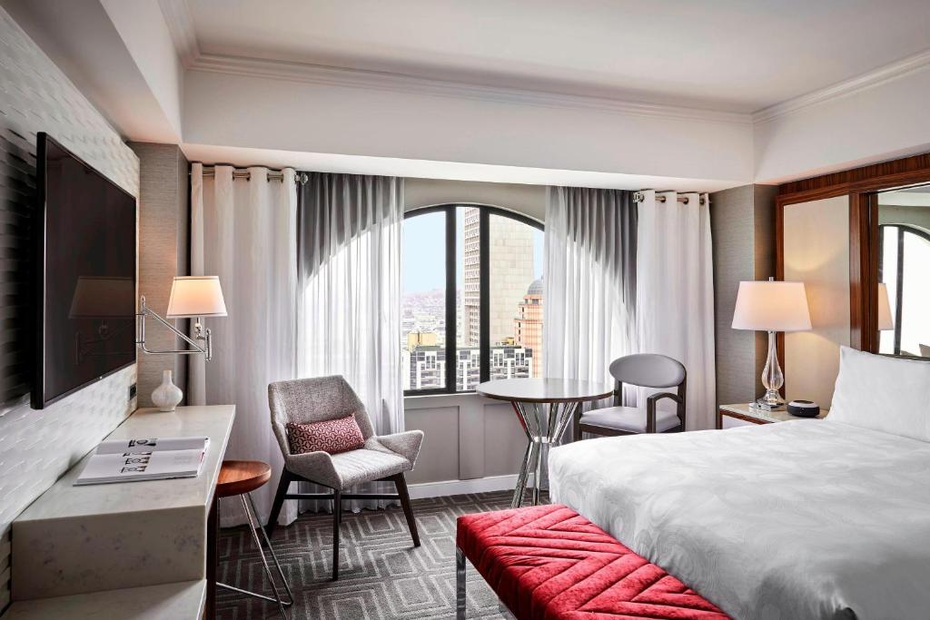 旧金山旧金山尤里安广场JW万豪酒店的配有一张床、一张书桌和一扇窗户的酒店客房